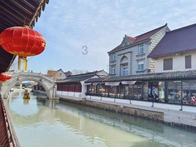 陕西西安雪后入夜,西安国家版本馆与雪山同框,显得雄伟壮观